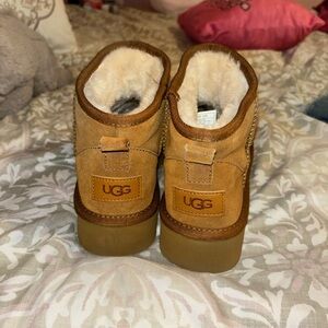 “UGG” platform boots